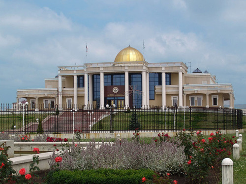 Здание администрации главы Республики Ингушетия в Магасе. Фото: Барбадос, http://commons.wikimedia.org/