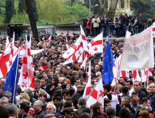 Сторонники "Единого национального движения" собираются на акцию у бывшего здания парламента Грузии. Тбилиси, 19 апреля 2013 г. Фото Патимат Махмудовой для "Кавказского узла"