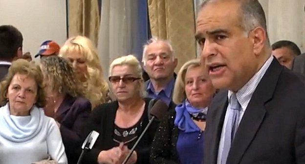 Раффи Ованнисян зачитывает декларацию гражданского движения "Новая Армения". Ереван, 19 апреля 2013 г. Кадр из видеорепортажа "Радио Азатутюн", http://rus.azatutyun.am