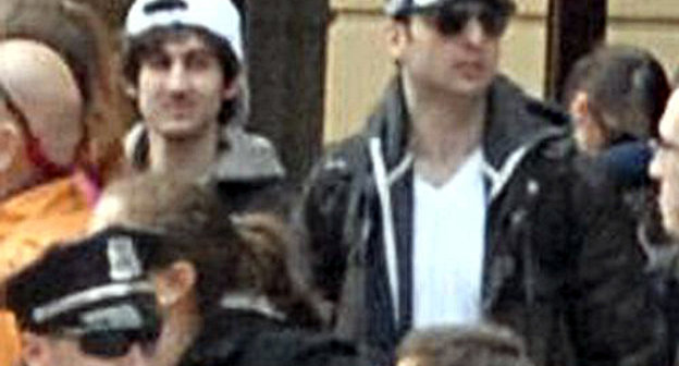 Братья Джохар и Тамерлан Царнаевы в толпе на финише марафона в Бостоне, США, 15 апреля 2013 г. Фото с сайта ФБР, http://www.fbi.gov