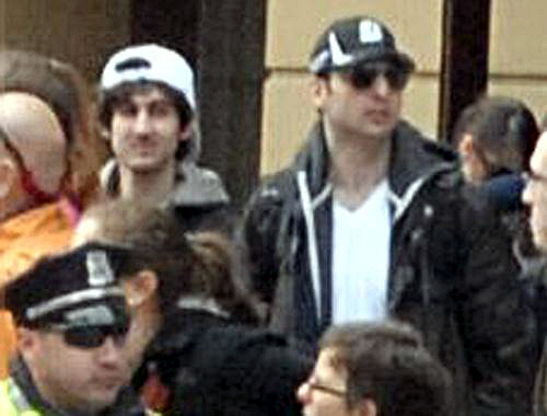 Братья Джохар и Тамерлан Царнаевы в толпе на финише марафона в Бостоне, США, 15 апреля 2013 г. Фото с сайта ФБР, http://www.fbi.gov