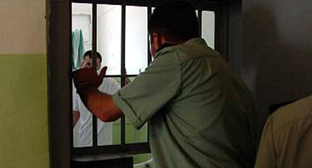 Дверь в камеру-палату медсанчасти Гобустанской тюрьмы, Азербайджан. Фото: Copyright Human Rights Center of Azerbaijan, http://penal-reform-azerbaijan.org