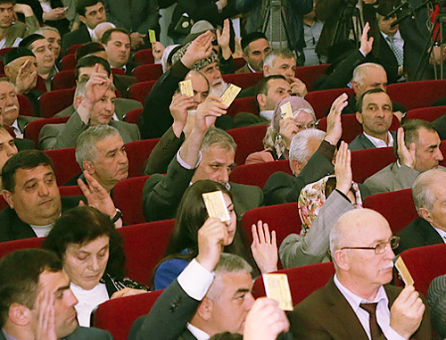 Голосование на съезде народа Ингушетии. Селение Нестеровское, 20 апреля 2013 г. Фото: http://www.ingushetia.ru