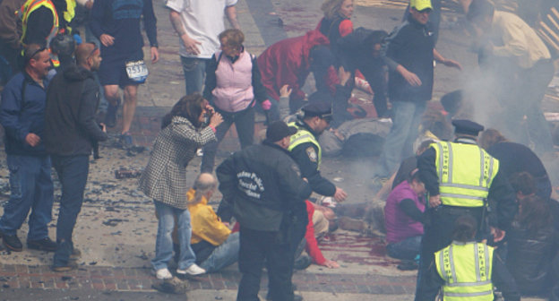 В первые минуты после взрыва на марафоне в Бостоне 15 апреля 2013 г. Фото: Aaron "tango" Tang, http://www.flickr.com/photos/hahatango/8652857375/in/set-72157633252445135