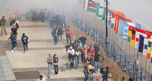 В первые минуты после взрыва на марафоне в Бостоне 15 апреля 2013 г. Фото: Aaron "tango" Tang, http://www.flickr.com/photos/hahatango/8652857375/in/set-72157633252445135