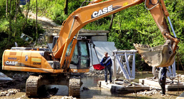 Экскаватор в реке Кудепста на месте строительства снесенного моста. Сочи, апрель 2013 г. Фото Татьяны Осиповой