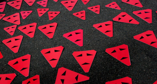 Маски, символизирущие жертв геноцида армян в Османской империи, на акции памяти в Москве 21 апреля 2013 г. Фото Давида Тонояна