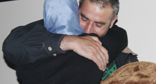 Вновь прибывших репатриантов из Сирии в аэропорту Сочи встречают близкие. 20 апреля 2013 г. Фото Анжелы Кучуберия для "Кавказского узла"