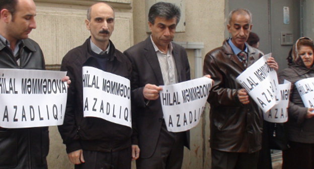 Пикет в защиту Гилала Мамедова перед зданием Бакинского суда по тяжким преступлениям. Баку, 24 апреля 2013 г. Фото Парваны Байрамовой для "Кавказского узла"