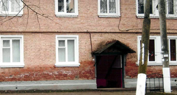 Следы сырости на фасаде дома, подтопленного грунтовыми водами. Малгобек, улица Базоркина, март 2013 г. Фото Ибрагима Белхароева