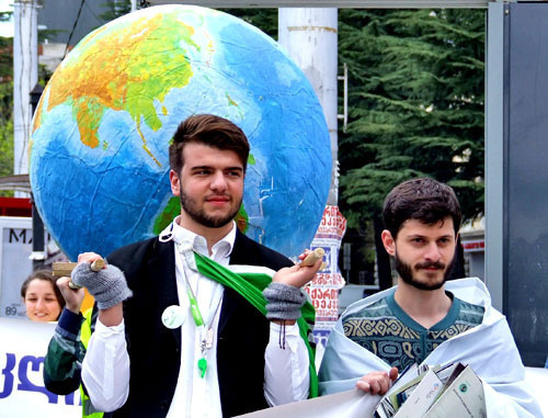 НПО "Молодые зеленые Грузии" отметили Международный день Земли шествием в Тбилиси. 22 апреля 2013 г. Фото Эдиты Бадасян для "Кавказского узла"