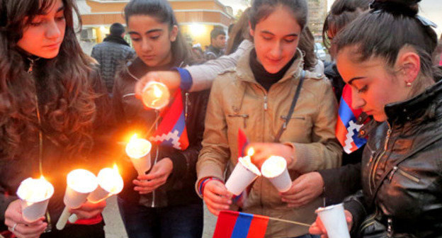 Жители Нагорного Карабаха почтили память жертв геноцида армян в Османской империи факельным шествием. Степанакерт, 23 апреля 2013 г. Фото Алвард Григорян для "Кавказского узла"