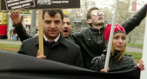 Участники пикета, организованного Союзом армян России в память жертв геноцида 1915 года, у посольства Турции в России. Москва, 24 апреля 2013 г. Фото Елены Хрусталевой для "Кавказского узла" 