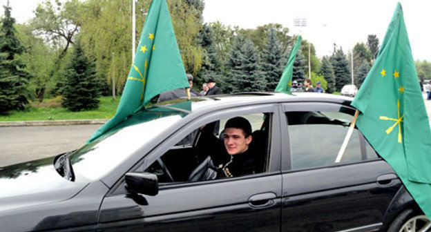 Автопробег, приуроченный ко Дню черкесского флага, состоялся в Кабардино-Балкарии. 25 апреля 2013 г. Фото Луизы Оразаевой для "Кавказского узла"