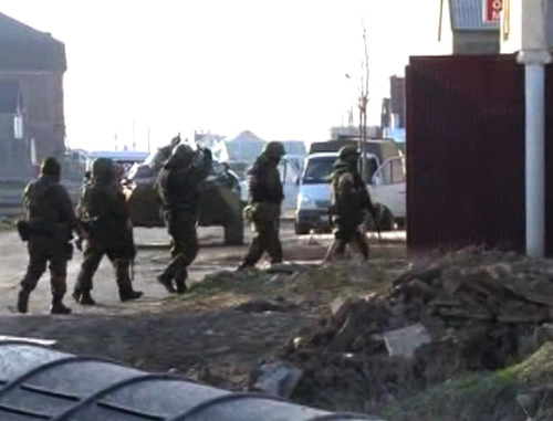 Спецоперация в поселке Семендер 20 марта 2013 г. Кадр оперативной видеосъемки с сайта МВД Дагестана, 05.mvd.ru