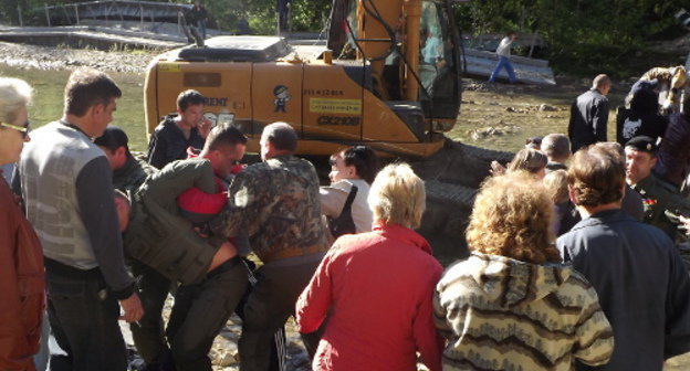 Жители Сочи пытаются противостоять восстановлению моста, ведущего к месту строительства Кудепстинской ТЭС. Сочи, 29 апреля 2013 г. Фото Татьяны Осиповой