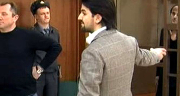 Адвокат Мурад Мусаев, справа - Юсуп Темерханов во время заседания суда. Фото: скриншот с видео пресс-службы Мосгорсуда