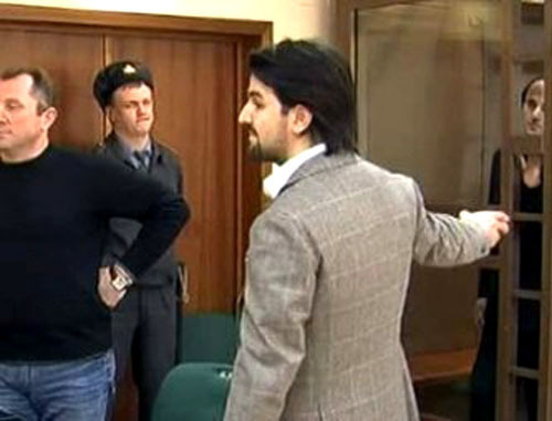 Адвокат Мурад Мусаев, справа - Юсуп Темерханов во время заседания суда. Фото: скриншот с видео пресс-службы Мосгорсуда