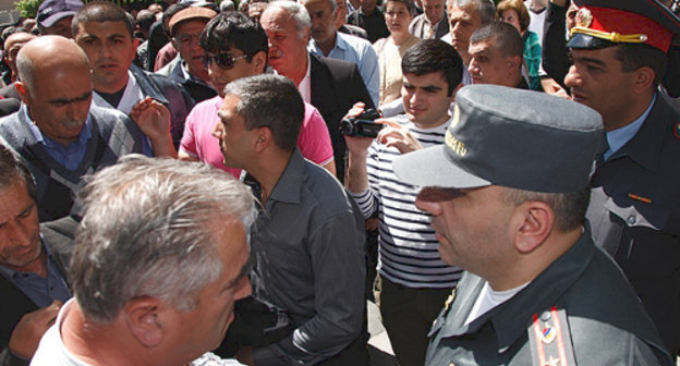 Акция протеста сотрудников химкомбината "Наирит" напротив резиденции президента Армении. Ереван, 29 апреля 2013 г. Фото: © PanARMENIAN Photo/
Tigran Mehrabyan