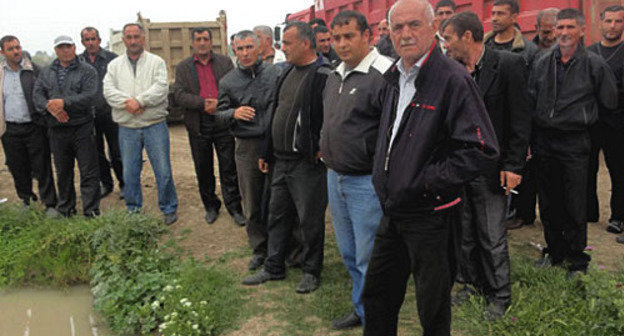 Участники забастовки водителей, работающих по контракту на строительстве дороги "Алят - Астара". Азербайджан, Сальянский район, село Чуханлы, 29 апреля 2013 г. Фото Эмиля Мамедова