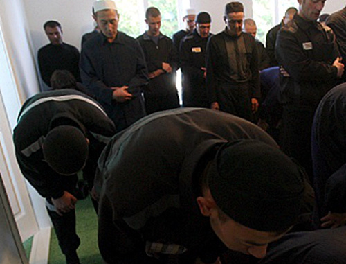 Заключенные-мусульмане на молитве в мечети колонии №7 УФСИН России по республике Мордовия. Фото пресс-службы УФСИН России по Республике Мордовия 
