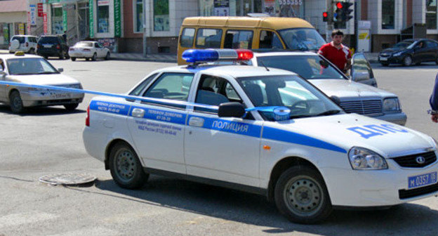 Полицейская машина на месте взрыва на улице Ирчи Казака в Махачкале. 1 мая 2013 г. Фото Патимат Махмудовой для "Кавказского узла"