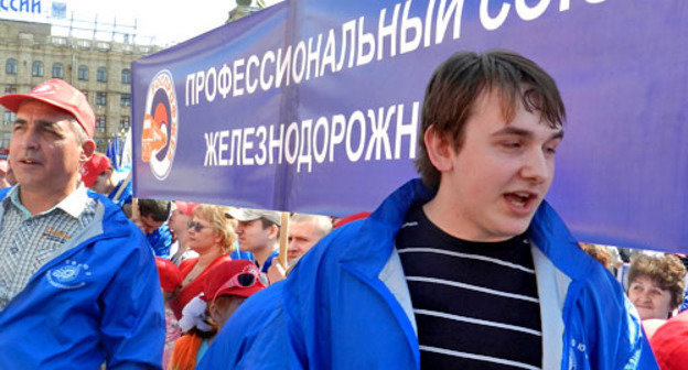 Представители профсоюза железнодорожников во время первомайской демонстрации. Волгоград, 1 мая 2013 г. Фото Татьяны Филимоновой для "Кавказского узла"