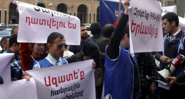 Митинг-шествие АНК в Ереване 19 апреля 2013 г. Плакаты участников акции призывают ереванцев не голосовать за кандидатов в Совет старейшин Еревана от РПА, а депутатов от РПА - освободить места для других партий. Фото Армине Мартиросян для "Кавказского узла"