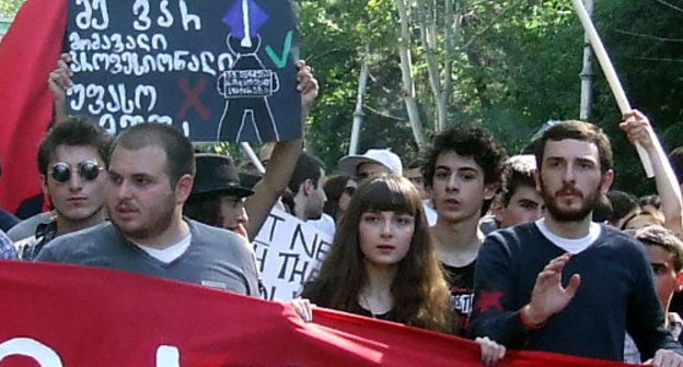 Участники студенческой первомайской демонстрации в Тбилиси движутся к проспекту Руставели. Фото Эдиты Бадасян для "Кавказского узла"