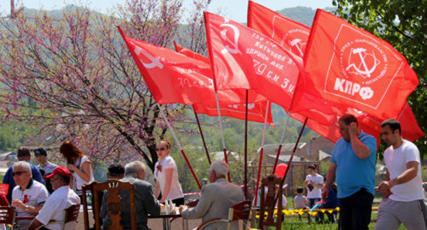 Отделение КПРФ во время акции, посвященной празднованию 1 мая. Владикавказ, 1 мая 2013 г. Фото Эммы Марзоевой для "Кавказского узла"