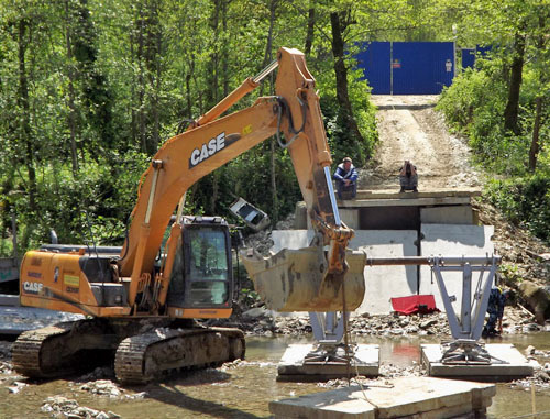 Экскаватор в реке Кудепста на месте строительства снесенного моста. Сочи, апрель 2013 г. Фото Татьяны Осиповой 