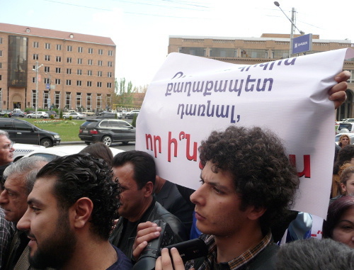 Акция протеста молодежного крыла АНК у здания мэрии Еревана 19 апреля 2013 г. Фото Армине Мартиросян для "Кавказского узла"