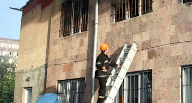 Тушение пожара в здании детского дома. Ереван, 4 мая 2013 г. Фото Гагика Шамшяна, shamshyan.com