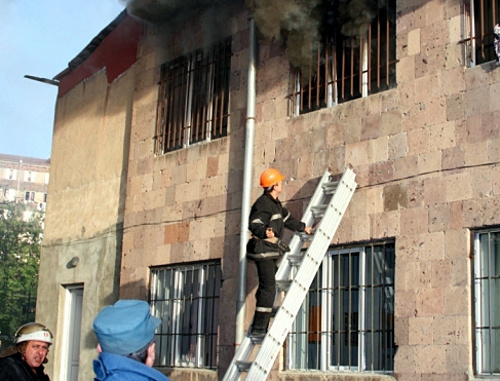 Тушение пожара в здании детского дома. Ереван, 4 мая 2013 г. Фото Гагика Шамшяна, shamshyan.com