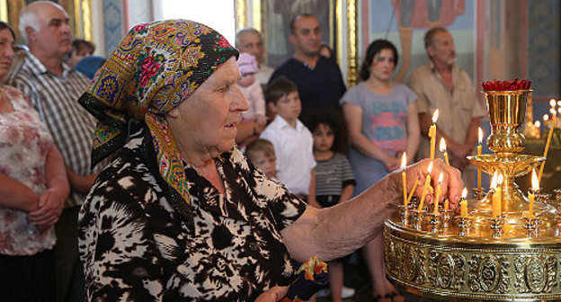Ингушетия, станица Орджоникидзевская, 5 мая 2013 г. Празднование Пасхи в храме Покрова святой Богородицы. Фото Ахмеда Осмиева, http://www.ingushetia.ru