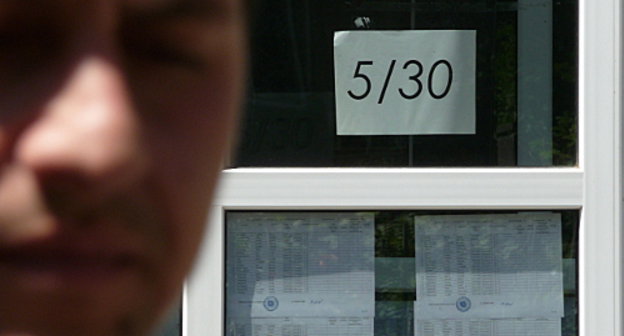 Избирательные списки у входа на участок для голосования на выборах в Совет старейшин Еревана. 5 мая 2013 г. Фото Армине Мартиросян для "Кавказского узла"