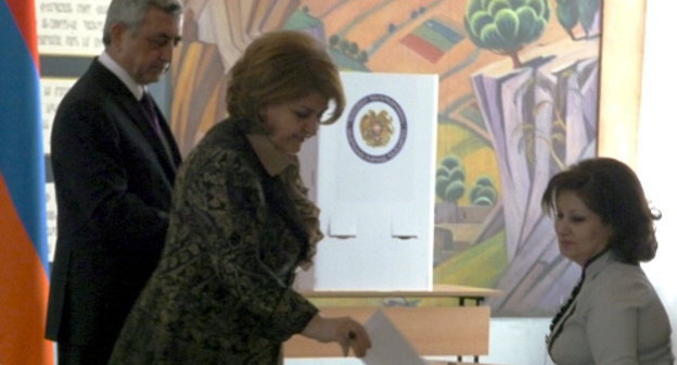 Президент Серж Саргсян с супругой голосуют на выборах в Совет старейшин Еревана на избирательном участке 9/11 административного района Кентрон. 5 мая 2013 г. Фото Армине Мартиросян для "Кавказского узла"
