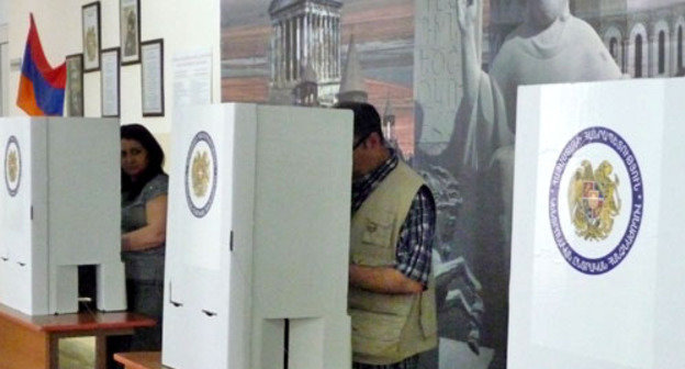 Выборы в Совет Старейшин Еревана. На снимке: кабинки для голосования на избирательном участке 9/11. Ереван, 5 мая 2013 г. Фото Армине Мартиросян для "Кавказского узла"