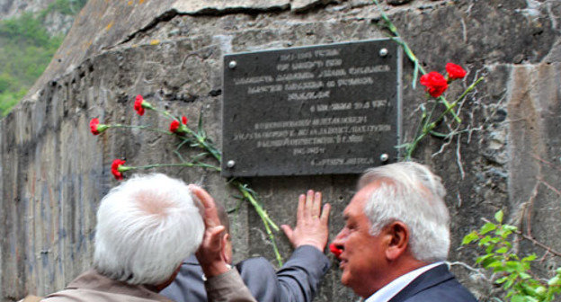Ветераны возле памятной плиты,которая была установлена в честь 60-летия Победы за оборону Кавказа. Северная Осетия, 7 мая 2013 г. Фото Эммы Марзоевой для "Кавказского узла"