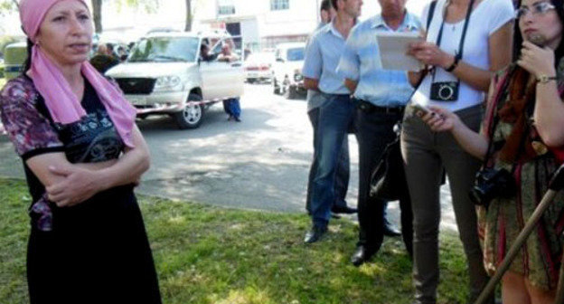 Джульетта Курсакова во время митинга против произвола сотрудников правоохранительных органов. Нальчик, 3 мая 2013 г. Фото http://kavpolit.com/