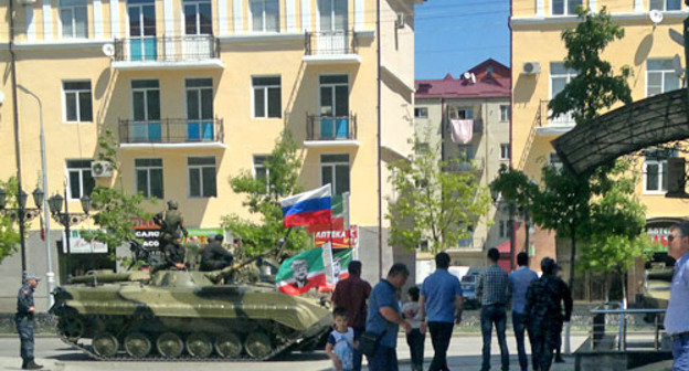На улицах Грозного во время празднования Дня Победы. Грозный, 9 мая 2013 г. Фото Муслима Ибрагимова для "Кавказского узла"