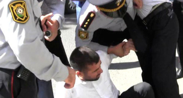 Сотрудники полиции задерживают активиста. Азербайджан, 10 мая 2013 г. Фото http://flnka.ru/ 

