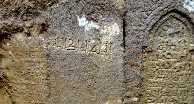 Каменные плиты с арабскими надписями, датированными XI-XII векам, обрнаруженные в ходе восстановительных работ в Дербенте. Апрель 2013 г. Фото администрация городского округа город Дербент, http://www.derbent.ru/