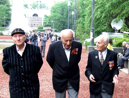Ветераны ВОВ направляются к могиле Неизвестного солдата. Тбилиси, 9 мая 2013 г. Фото Эдиты Бадасян для "Кавказского узла"