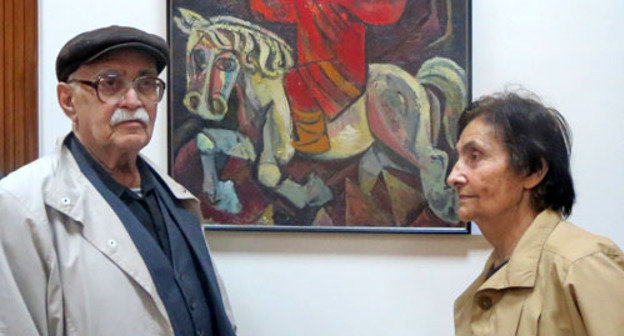 Член Союза художников Республики Армения, в прошлом член Союза художников СССР Рубен Габриелян с супругой, художником  Кнарик Ованисян в Государственном музее изобразительных искусств Нагорного Карабаха. Шуши, 9 мая 2013 г. Фото Алвард Григорян для "Кавказского узла"