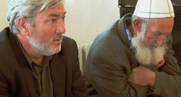 Руководитель правозащитного движения "Гражданская альтернатива" Расул Исмаилов (слева) на сходе кумыкского народа. Махачкала, поселок Тарки, 12 мая 2013 г. Фото Патимат Махмудовой для "Кавказского узла"