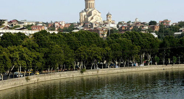 Тбилиси. Река Мтквари (Кура). Вдали — собор Цминда Самеба. Фото http://commons.wikimedia.org/