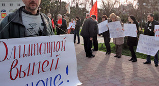 Юрий Молчанов во время митинга против олимпийского строительства. Сочи, лето 2011 г. Фото Светланы Кравченко для "Кавказского узла"