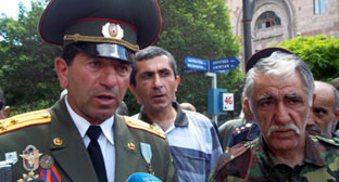 Ветераны карабахской войны в пикете на площади Свободы в Ереване. Слева - Володя Аветисян. 13 мая 2013 г. Фото: http://www.epress.am Ветераны карабахской войны в пикете на площади Свободы в Ереване. Слева - Володя Аветисян. 13 мая 2013 г. Фото: http://www.epress.am