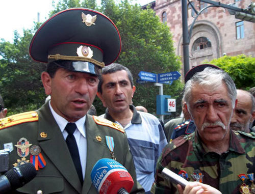 Ветераны карабахской войны в пикете на площади Свободы в Ереване. Слева - Володя Аветисян. 13 мая 2013 г. Фото: http://www.epress.am
